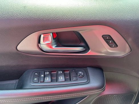 Used 2025 Chrysler Pacifica Select FWD image 15
