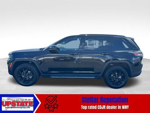 Used 2025 Jeep Grand Cherokee Altitude AWD/4WD image 4
