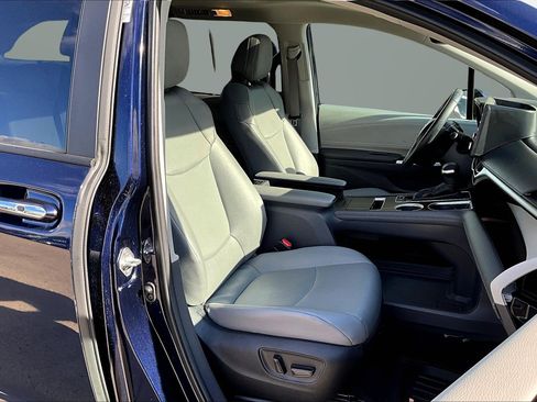 Used 2024 Toyota Sienna XLE image 7