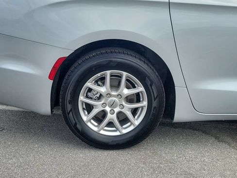 Used 2024 Chrysler Pacifica Touring-L FWD image 7