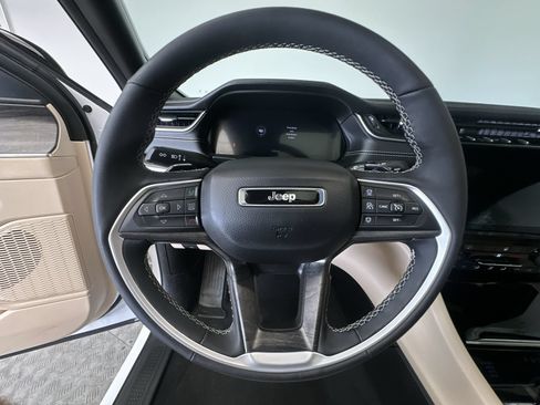 Used 2025 Jeep Grand Cherokee Limited AWD/4WD image 15