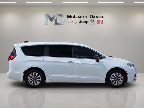 Used 2024 Chrysler Pacifica Limited FWD image 6
