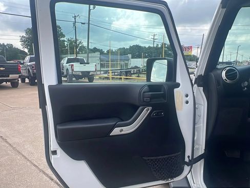 Used 2018 Jeep Wrangler Unlimited Sahara AWD/4WD image 12