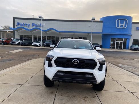 Used 2025 Toyota Tacoma SR5 image 3