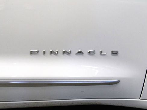 Used 2023 Chrysler Pacifica Pinnacle image 43