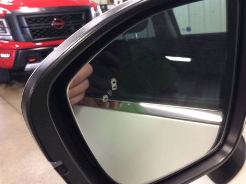 Used 2024 Nissan Pathfinder SL w/ Black Appearance Package image 12