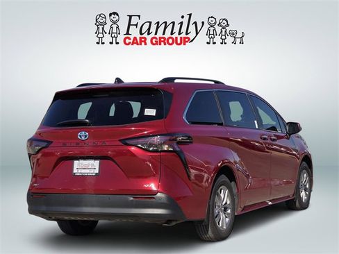 Used 2025 Toyota Sienna XLE w/ XLE Plus Package image 4