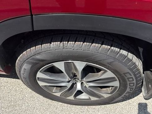 Used 2023 Toyota Highlander XLE AWD/4WD image 10
