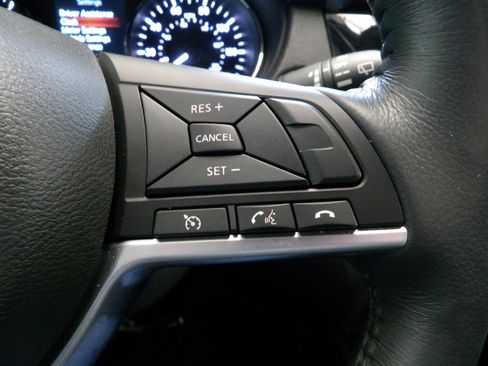 Used 2017 Nissan Rogue SV w/ SV Premium Package image 29