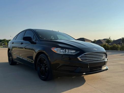 Used 2018 Ford Fusion SE w/ Fusion SE Technology Package FWD image 3