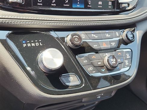 New 2026 Chrysler Pacifica Select image 21