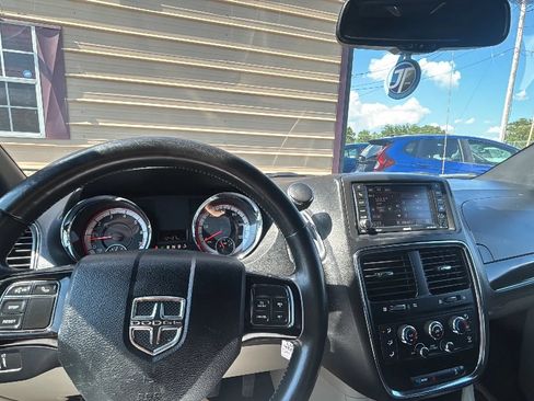 Used 2017 Dodge Grand Caravan SXT FWD image 31