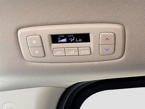 Used 2025 Kia Carnival FWD image 27