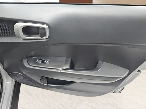 Used 2022 Hyundai Venue SEL FWD image 24