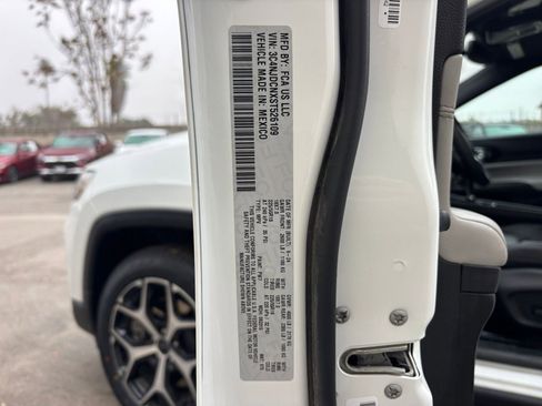 Used 2025 Jeep Compass Limited image 29