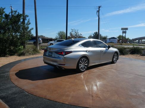 Used 2019 Lexus ES 350 w/ Premium Package image 2