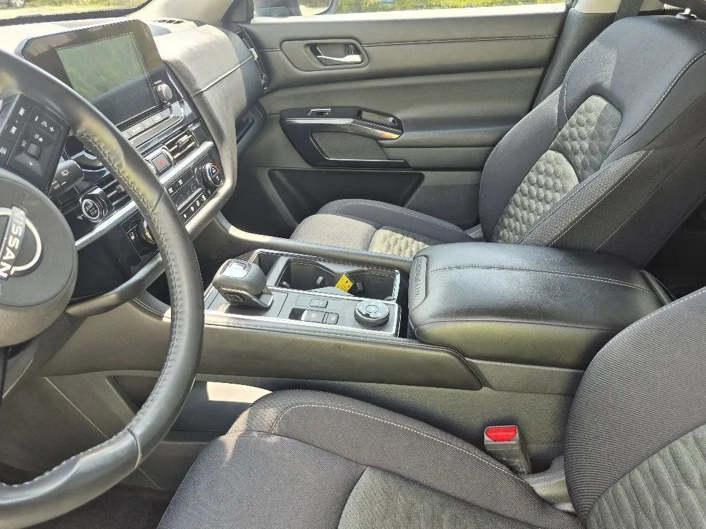 Used 2022 Nissan Pathfinder SV AWD/4WD image 15