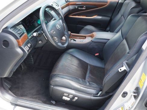 Used 2010 Lexus LS 460 w/ Sport Pkg RWD image 13