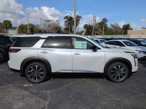 New 2026 Nissan Pathfinder Platinum FWD image 3