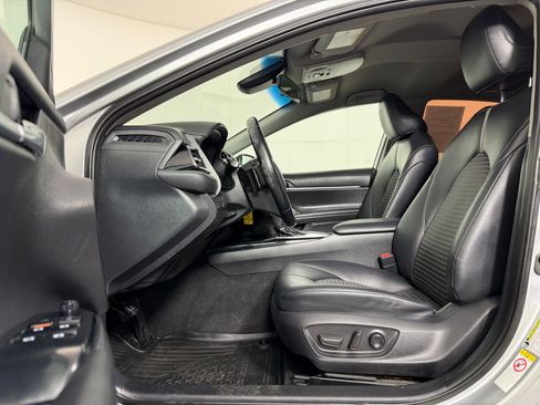 Used 2019 Toyota Camry SE image 4