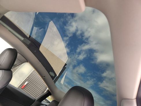 Used 2021 Tesla Model Y Long Range image 13