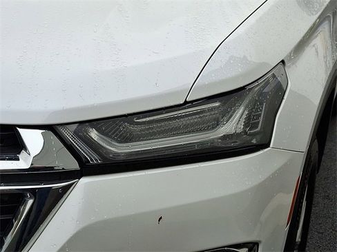 Used 2023 Chevrolet Traverse LT image 9