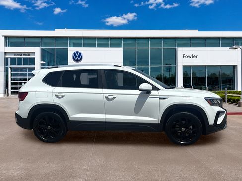 Used 2023 Volkswagen Taos SE w/ Panoramic Sunroof Package AWD/4WD image 4