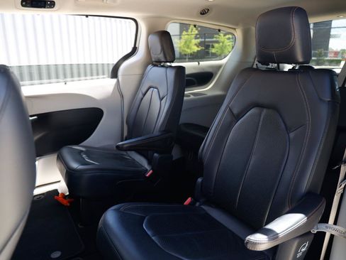 Used 2019 Chrysler Pacifica Touring-L FWD image 7