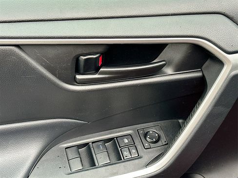 Used 2022 Toyota RAV4 LE image 21