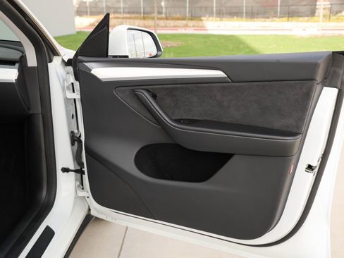 Used 2023 Tesla Model Y Long Range image 18