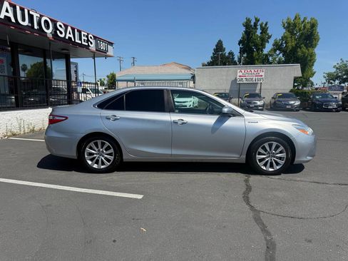 Used 2017 Toyota Camry XLE w/ Moonroof Package FWD image 2