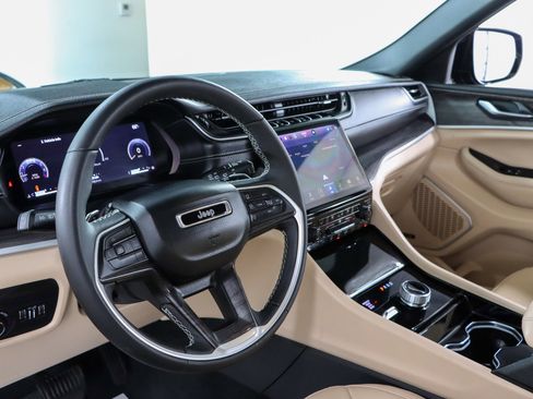 Used 2023 Jeep Grand Cherokee L Limited w/ Luxury Tech Group II image 24