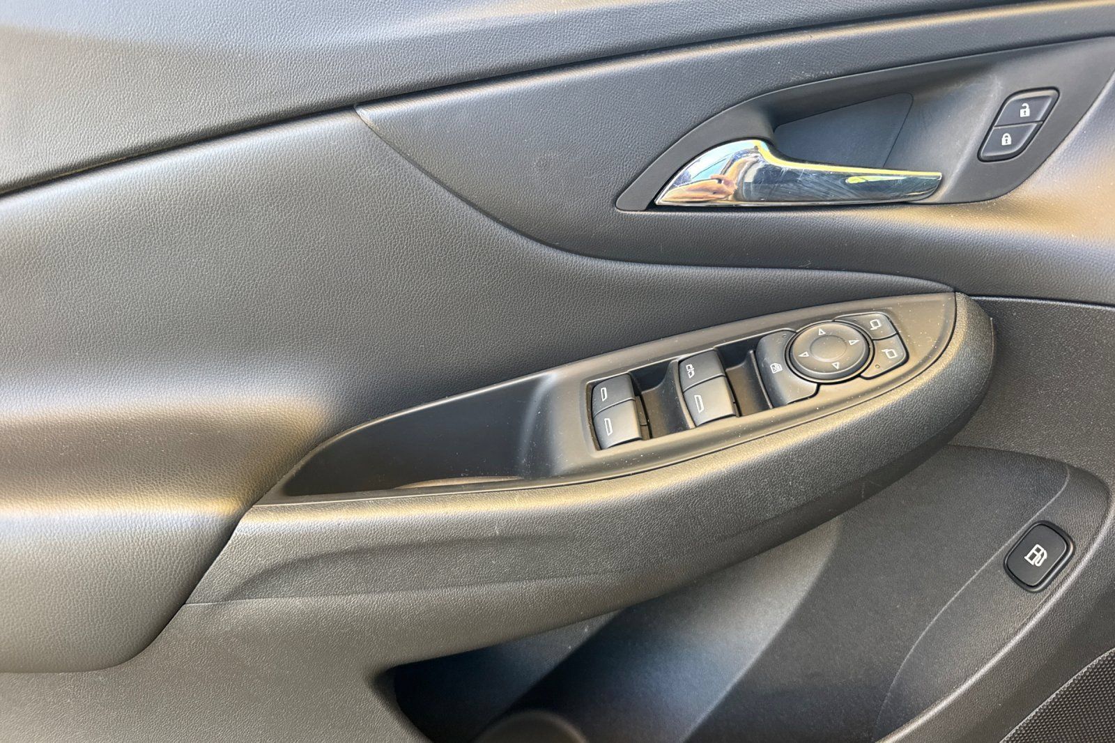 Used 2017 Chevrolet Volt LT w/ Comfort Package FWD image 12