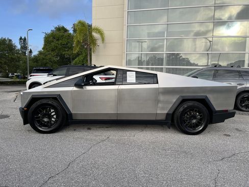 Used 2024 Tesla Cybertruck AWD Crew Cab image 6