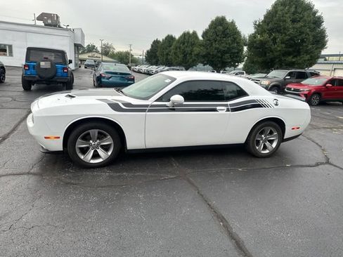Used 2017 Dodge Challenger SXT RWD image 4