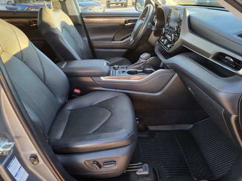Used 2021 Toyota Highlander Limited image 9