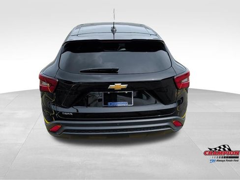 Used 2024 Chevrolet Trax LS w/ LS Convenience Package FWD image 11