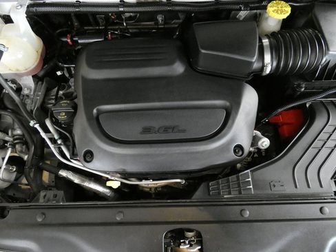 Used 2023 Chrysler Pacifica Touring FWD image 27
