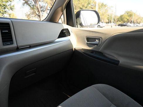 Used 2015 Toyota Sienna LE image 8