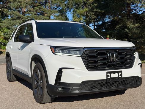 Used 2025 Honda Pilot Sport image 3