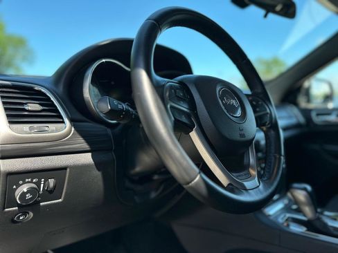 Used 2020 Jeep Grand Cherokee Laredo RWD image 14