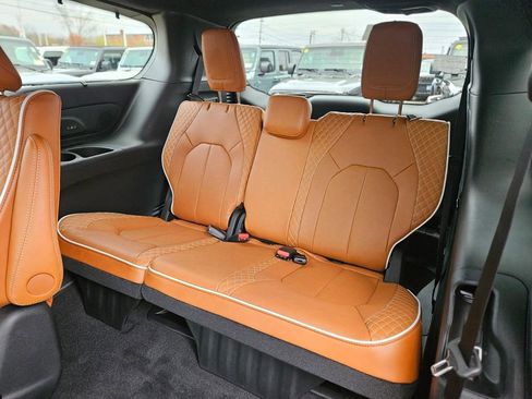 New 2026 Chrysler Pacifica Pinnacle image 14