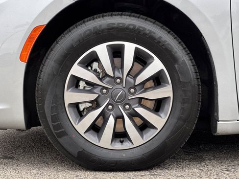 Used 2023 Chrysler Pacifica Touring-L FWD image 28