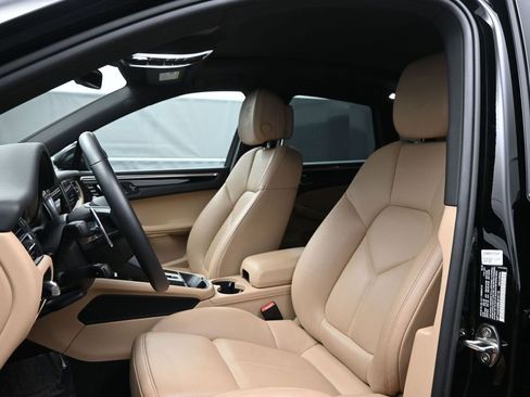 Used 2025 Porsche Macan AWD/4WD image 5