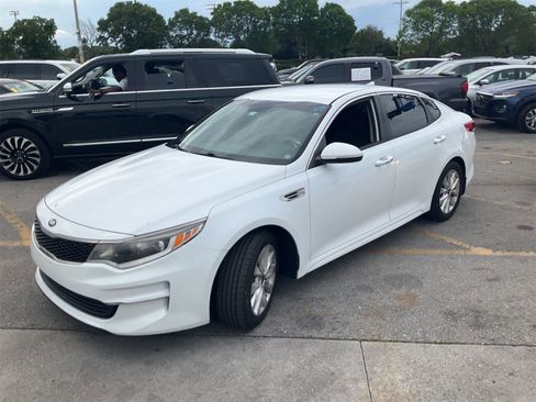 Used 2018 Kia Optima LX w/ 17" Alloy Wheels Package FWD image 1