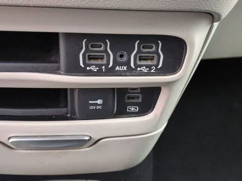 Used 2022 Chrysler Pacifica Touring-L FWD image 29