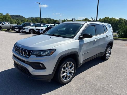 Used 2024 Jeep Compass Latitude w/ Sun and Sound Group AWD/4WD image 1