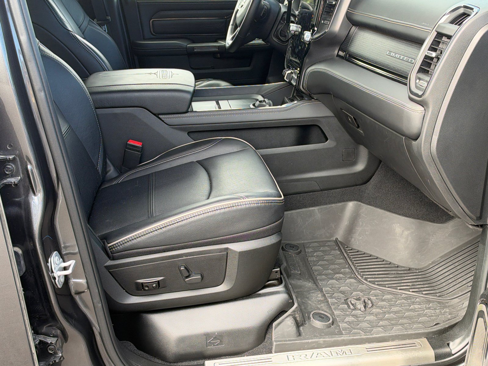 Used 2024 RAM 3500 Limited AWD/4WD image 13