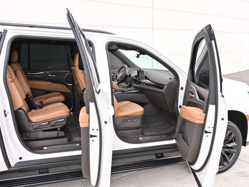 Used 2021 Cadillac Escalade ESV Sport w/ Driver Assist Tech Package AWD/4WD image 28