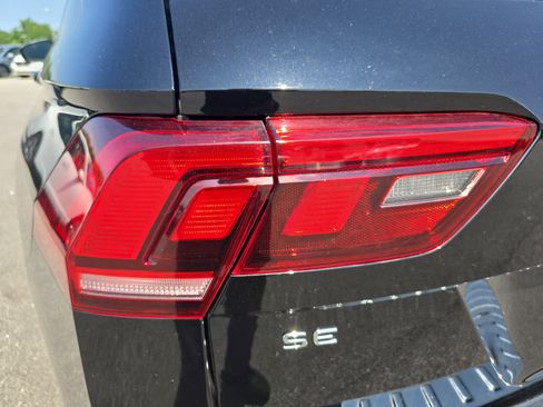 Used 2022 Volkswagen Tiguan SE AWD/4WD image 33